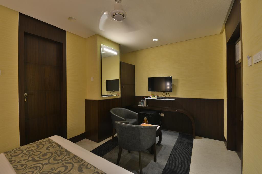Hotel The Golden Oak Rāipur Exterior foto